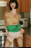 S_juliakitchen5p36.jpg (5314 bytes)